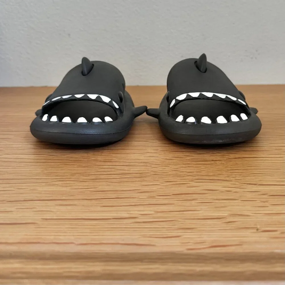 UNISEX SHARK SLIDES 38/39 BLACK FOAM PLUSH COMFY POOL SLIDES ADULT KID JAWS FUN